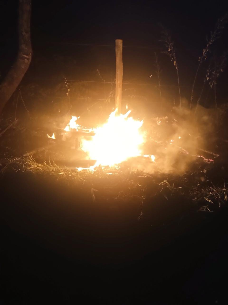 Fogo no mato, à noite